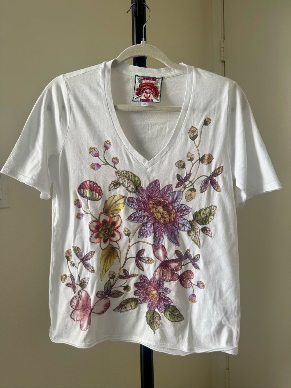 NWOT  JOHNNY WAS  White V-Neck Tee T Shirt Top with  Embroidery XS